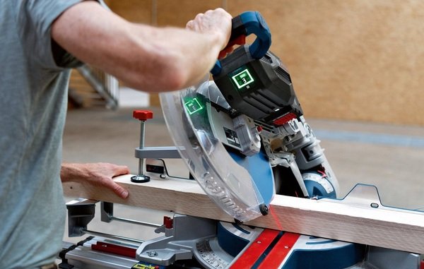 Пила торцювальна Bosch GCM 18V-305 GDC (0601B43000)