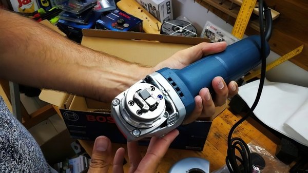 Шліфмашина кутова Bosch (0.601.7C4.002)