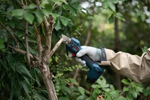 Секатор Bosch Pro Pruner АКУМУЛЯТОРНИЙ SOLO без АКБ і ЗП (0.601.9K1.020)