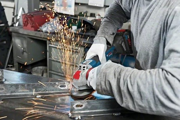 Шліфмашина кутова акумуляторна Bosch 18V-10, 18V, 125 мм, 2x5.0 Аг. (0.601.7B0.102)