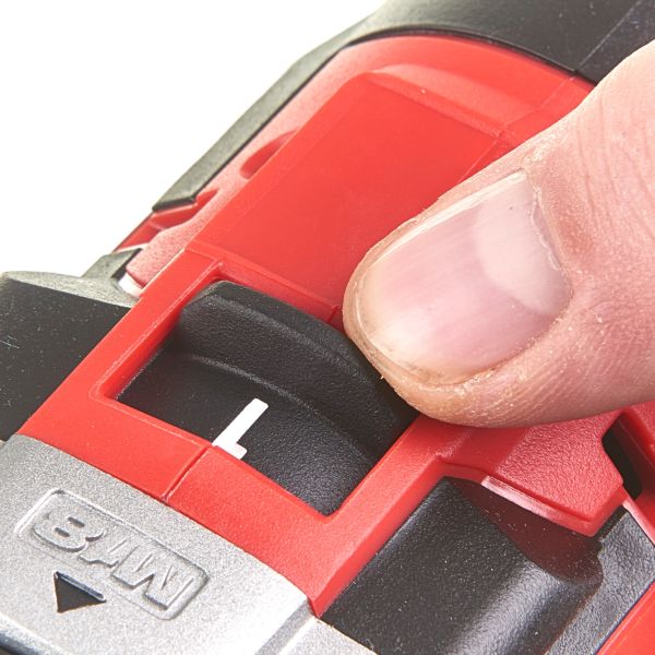 Дриль-шурупокрут акумуляторний MILWAUKEE, M18 CBLDD-402C, 60Нм, (+ заряд.пристрій, 2 акум.Х 4Аг)