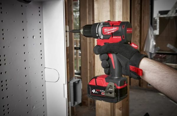 Дриль-шурупокрут акумуляторний MILWAUKEE, M18 CBLDD-402C, 60Нм, (+ заряд.пристрій, 2 акум.Х 4Аг)