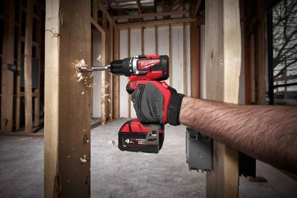 Дриль-шурупокрут акумуляторний MILWAUKEE, M18 CBLDD-402C, 60Нм, (+ заряд.пристрій, 2 акум.Х 4Аг)