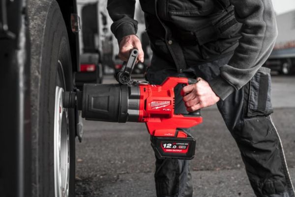 Гайкокрут високомоментний 1'' (2711 Нм) MILWAUKEE M18 FUEL ONEFHIWF1DS-121C (+ заряд.пристрій, акум., HD кейс)