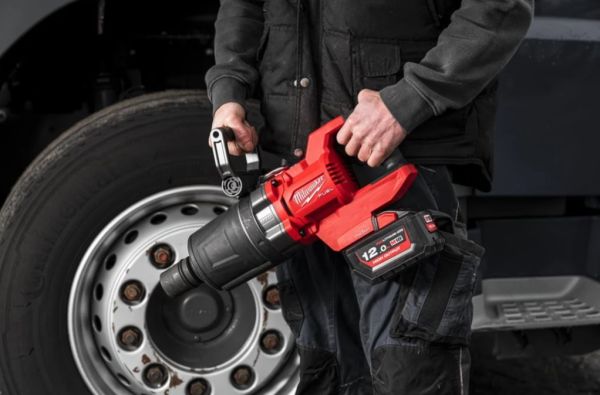 Гайкокрут високомоментний 1'' (2711 Нм) MILWAUKEE M18 FUEL ONEFHIWF1DS-121C (+ заряд.пристрій, акум., HD кейс)