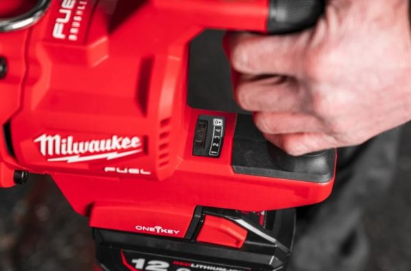 Гайкокрут високомоментний 1'' (2711 Нм) MILWAUKEE M18 FUEL ONEFHIWF1DS-121C (+ заряд.пристрій, акум., HD кейс)