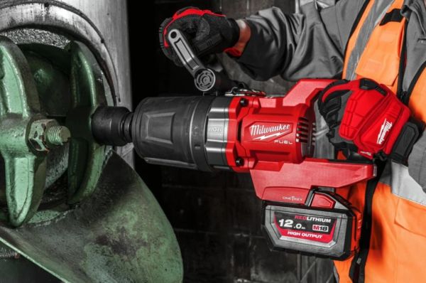 Гайкокрут високомоментний 1'' (2711 Нм) MILWAUKEE M18 FUEL ONEFHIWF1DS-121C (+ заряд.пристрій, акум., HD кейс)