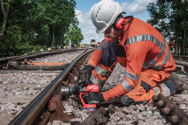 Гайкокрут високомоментний акумуляторний MILWAUKEE 1"(2400 Нм) M18 FUEL з фіксацією кільцем ONE-KEY (+ заряд.пристрій, 2 акум., H