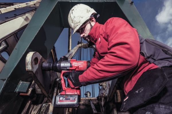 Гайкокрут високомоментний акумуляторний MILWAUKEE 1"(2400 Нм) M18 FUEL з фіксацією кільцем ONE-KEY (+ заряд.пристрій, 2 акум., H