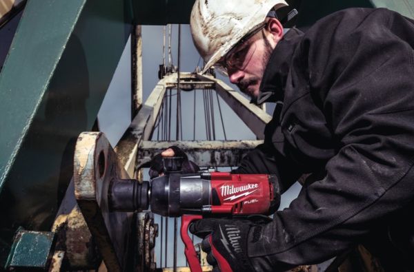 Гайкокрут високомоментний акумуляторний MILWAUKEE 1"(2400 Нм) M18 FUEL з фіксацією кільцем ONE-KEY (+ заряд.пристрій, 2 акум., H