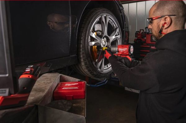 Гайкокрут високомоментний MILWAUKEE 1/2" (1898 Нм) M18 FUEL ONEFHIWF12-502X ONE-KEY