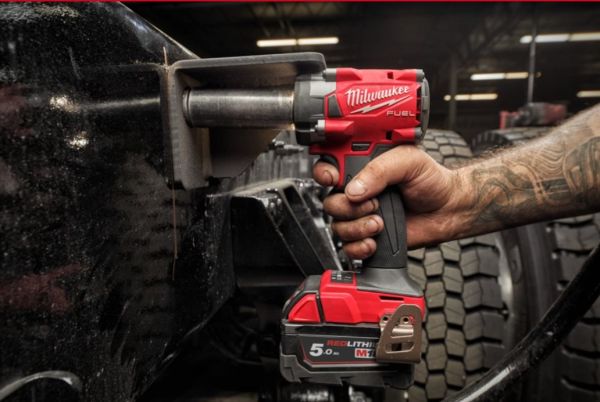 Гайковерт высокомоментный MILWAUKEE 1/2" (339 Нм) MILWAUKEE M18 FUEL FIW2P12-502X с фиксацией пином