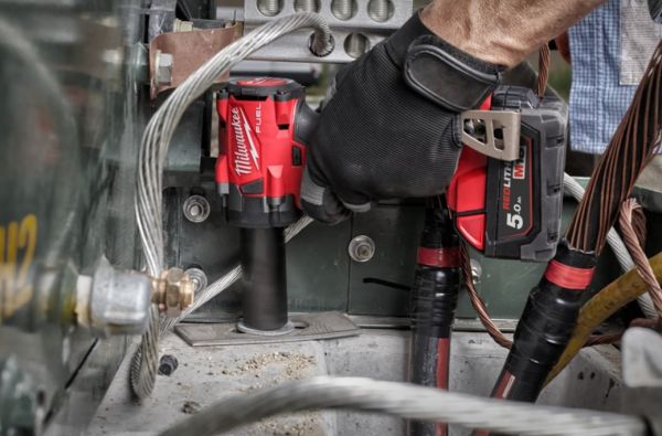 Гайковерт высокомоментный MILWAUKEE 1/2" (339 Нм) MILWAUKEE M18 FUEL FIW2P12-502X с фиксацией пином