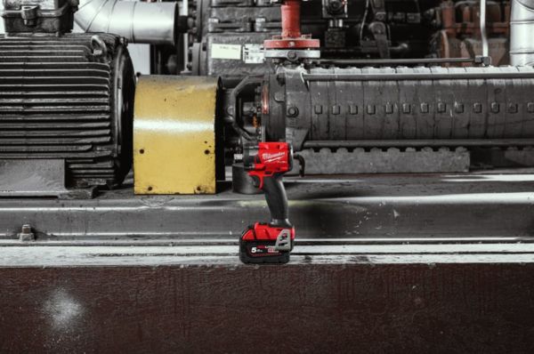 Гайковерт высокомоментный MILWAUKEE 1/2" (339 Нм) MILWAUKEE M18 FUEL FIW2P12-502X с фиксацией пином