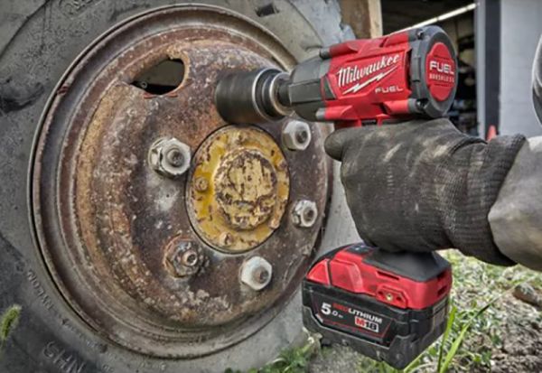 Гайкокрут імпульсний компактний 1/2" (881 Нм) з фрикційним кільцем MILWAUKEE M18 FMTIW2F12-502X , (+ заряд.пристрій, 2 акум., HD