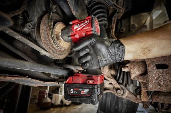 Гайкокрут імпульсний компактний 1/2" (881 Нм) з фрикційним кільцем MILWAUKEE M18 FMTIW2F12-502X , (+ заряд.пристрій, 2 акум., HD