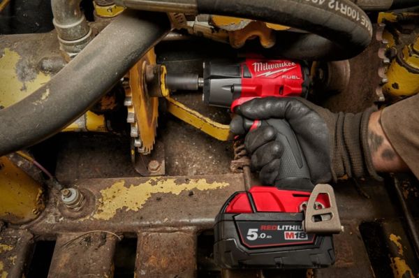 Гайкокрут імпульсний компактний 1/2" (881 Нм) з фрикційним кільцем MILWAUKEE M18 FMTIW2F12-502X , (+ заряд.пристрій, 2 акум., HD