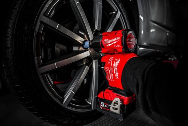 Гайкокрут імпульсний компактний 1/2" (881 Нм) з фрикційним кільцем MILWAUKEE M18 FMTIW2F12-502X , (+ заряд.пристрій, 2 акум., HD