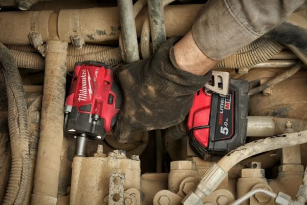 Гайкокрут акумуляторний 1/2" MILWAUKEE, M18 FIW2F12-502X, 339Нм (+зар.пристрій, 2акум.Х 5Аг,HD кейс)
