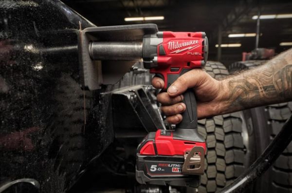 Гайкокрут акумуляторний 1/2" MILWAUKEE, M18 FIW2F12-502X, 339Нм (+зар.пристрій, 2акум.Х 5Аг,HD кейс)