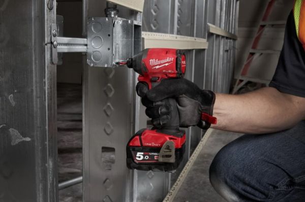 Гвинтокрут акумуляторний 1/4" HEX MILWAUKEE, M18 ONEID2-502X, 226Нм (+ заряд.пр.,2 акум.Х5Аг,HDкейс)