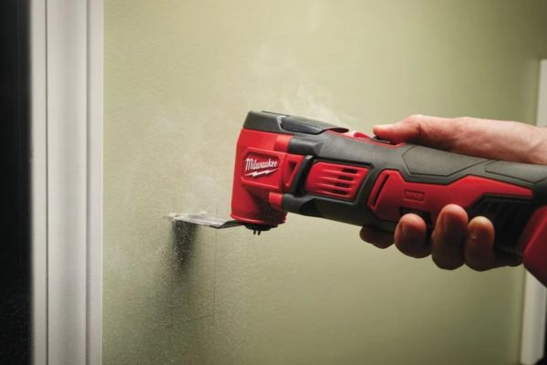 Інструмент багатофунціональний акумуляторний MILWAUKEE, M18 BMT-421C (+ заряд.пристрій, 2 акум., аксесуари, HD кейс)