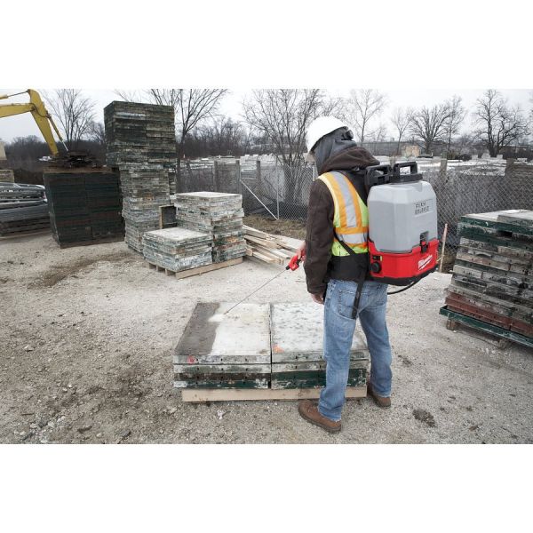 Обприскувач ранцевий акумуляторний (ємність для рідини по бетону) MILWAUKEE, M18 BPFPCCST-0