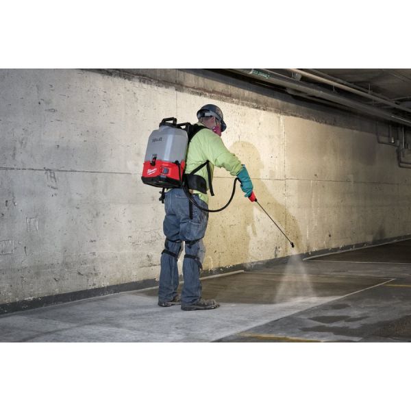 Обприскувач ранцевий акумуляторний (ємність для рідини по бетону) MILWAUKEE, M18 BPFPCCST-0