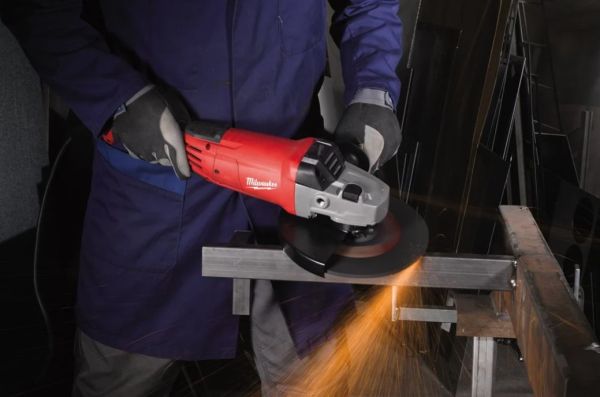 Шліфмашина кутова MILWAUKEE, AGV 22-230 E, 2200Вт, 230мм (захисний кожух, кабель 4м, бокова рукоятка, ключ)