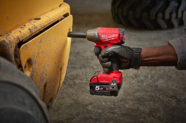 Гайкокрут акумуляторний 1/2" MILWAUKEE, M18 ONEIWF12-502X, 300Нм (+ заряд.пристрій, 2 акум.Х 5Аг, HD