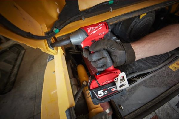 Гайкокрут акумуляторний 1/2" MILWAUKEE, M18 ONEIWF12-502X, 300Нм (+ заряд.пристрій, 2 акум.Х 5Аг, HD