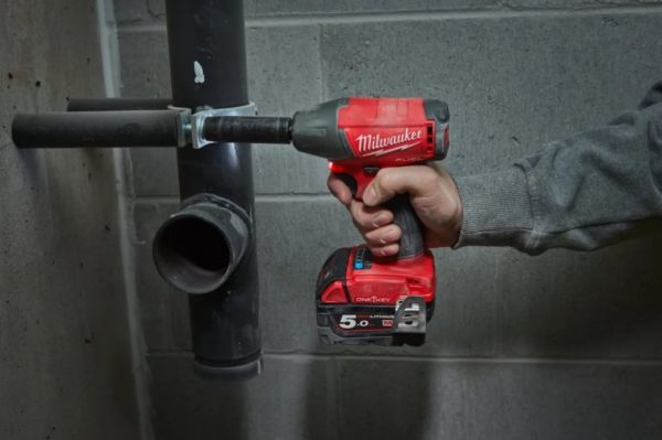 Гайкокрут акумуляторний 1/2" MILWAUKEE, M18 ONEIWF12-502X, 300Нм (+ заряд.пристрій, 2 акум.Х 5Аг, HD