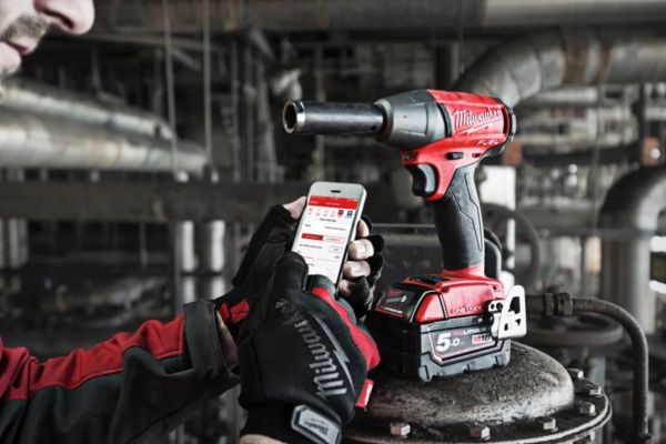 Гайкокрут акумуляторний 1/2" MILWAUKEE, M18 ONEIWF12-502X, 300Нм (+ заряд.пристрій, 2 акум.Х 5Аг, HD