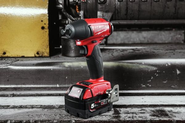 Гайкокрут акумуляторний 1/2" MILWAUKEE, M18 ONEIWF12-502X, 300Нм (+ заряд.пристрій, 2 акум.Х 5Аг, HD