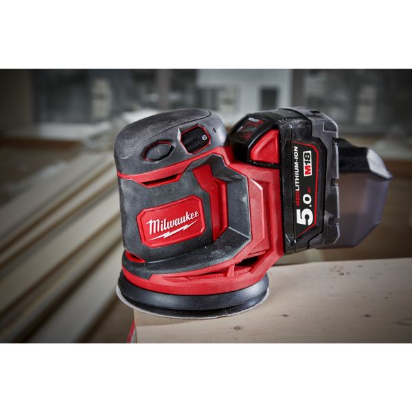 Машина шліфувальна ексцентрикова акумуляторна MILWAUKEE, M18 BOS125-502B, діаметр 125мм (+зар.пр., 2ак.Х5Аг, сумка)
