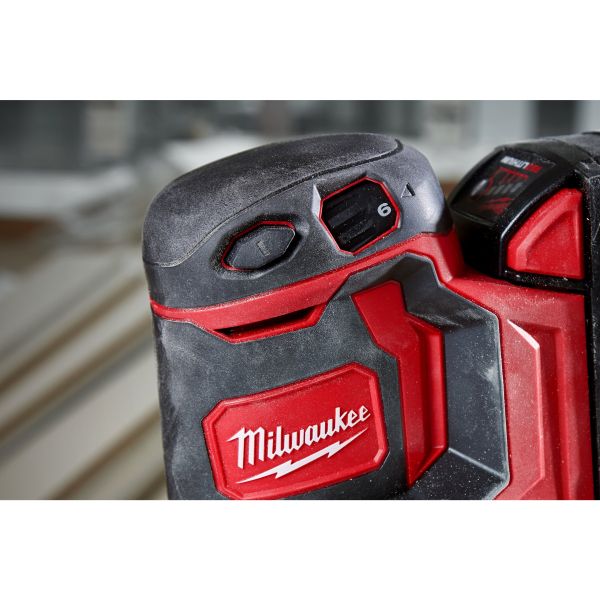 Машина шліфувальна ексцентрикова акумуляторна MILWAUKEE, M18 BOS125-502B, діаметр 125мм (+зар.пр., 2ак.Х5Аг, сумка)