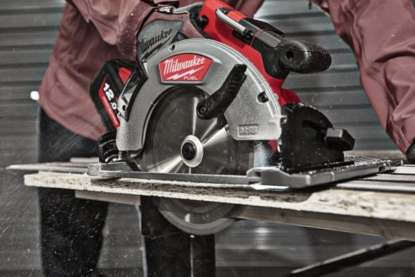 Циркулярна пила MILWAUKEE M18 FCSG66-0 FUEL 190мм по дереву та пластику