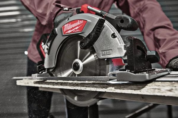 Циркулярна пила MILWAUKEE M18 FCSG66-0 FUEL 190мм по дереву та пластику