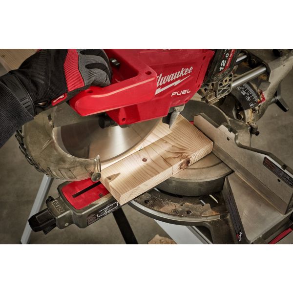 Пила торцювальна акумуляторна безшіткова MILWAUKEE M18 FMS305-121 (Ø305мм) (ЗП+1ак.Х12Аг)