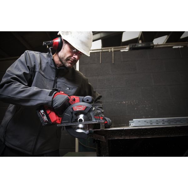 Пила дискова ручна по металу акумуляторна по металу MILWAUKEE M18 FMCS-502X Ø150мм (+ диск, HD кейс)