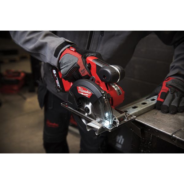 Пила дискова ручна по металу акумуляторна по металу MILWAUKEE M18 FMCS-502X Ø150мм (+ диск, HD кейс)