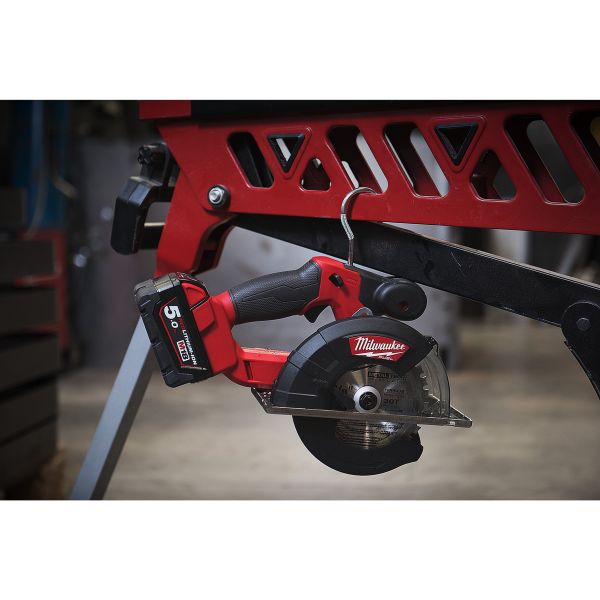 Пила дискова ручна по металу акумуляторна по металу MILWAUKEE M18 FMCS-502X Ø150мм (+ диск, HD кейс)