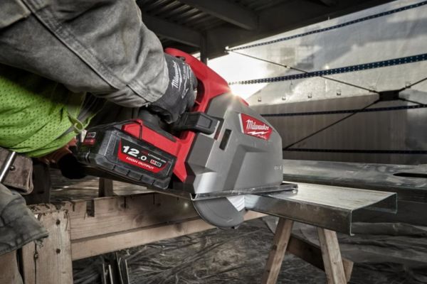 Пила дискова акумуляторна по металлу MILWAUKEE M18 FMCS66-121C Ø203мм  (ЗП+1ак.Х12Ач)