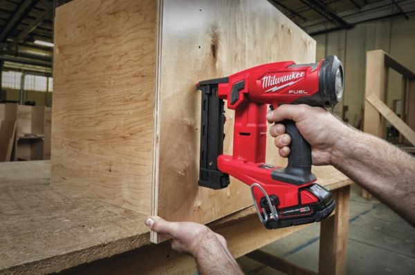 Степлер скобозабивний акумуляторний MILWAUKEE M18 FUEL FNCS18GS-202X 4933471940