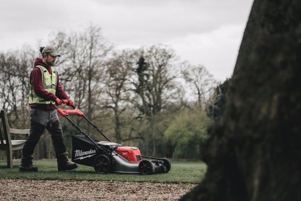 Самохідна газонокосарка M18F2LM53-122  Ширіна скошування (мм) 53; 2 слоти для акк.; швидкість леза (
