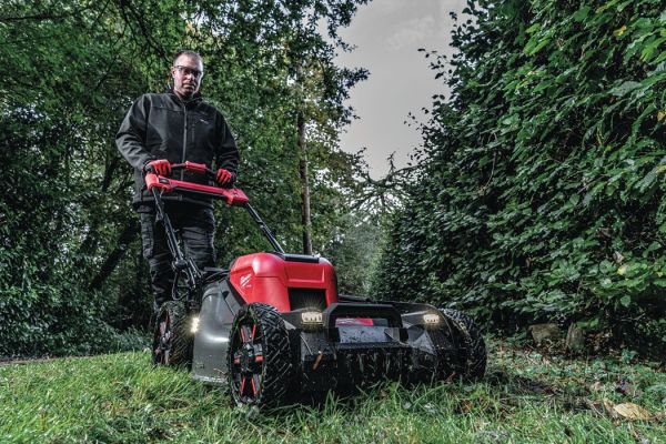 Самохідна газонокосарка M18F2LM53-122  Ширіна скошування (мм) 53; 2 слоти для акк.; швидкість леза (