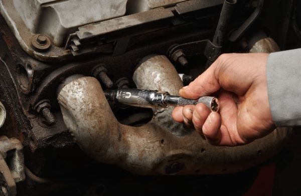 Головка хромована з магнітом 3/8'' MILWAUKEE, для свічок запалювання, 16мм