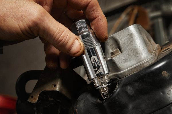 Головка хромована з магнітом 3/8'' MILWAUKEE, для свічок запалювання, 20,8мм