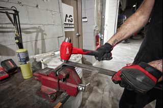 Молоток безынерционный с шаровидным бойком 907 гр MILWAUKEE