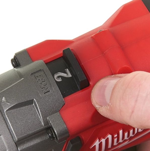Дриль-шуруповерт акумуляторний M18FDD2-402C крутий. мом.135 Нм MILWAUKEE
